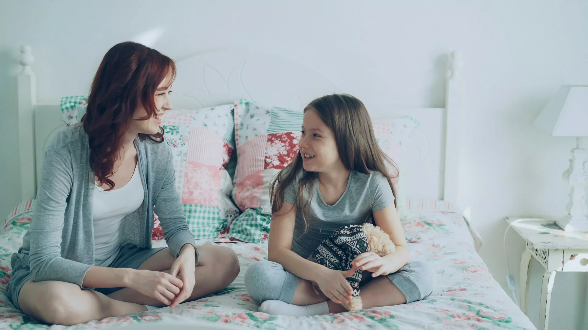 Mamma och barn En mamma som pratar med sitt barn om att gå själv till skolan.