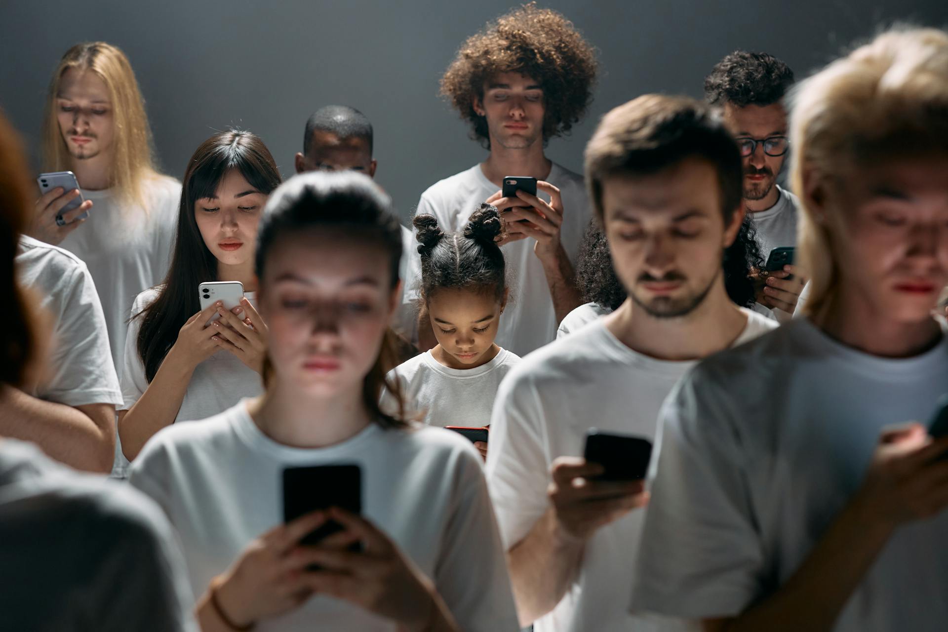 En grupp som använder telefoner och har hög skärmtid.