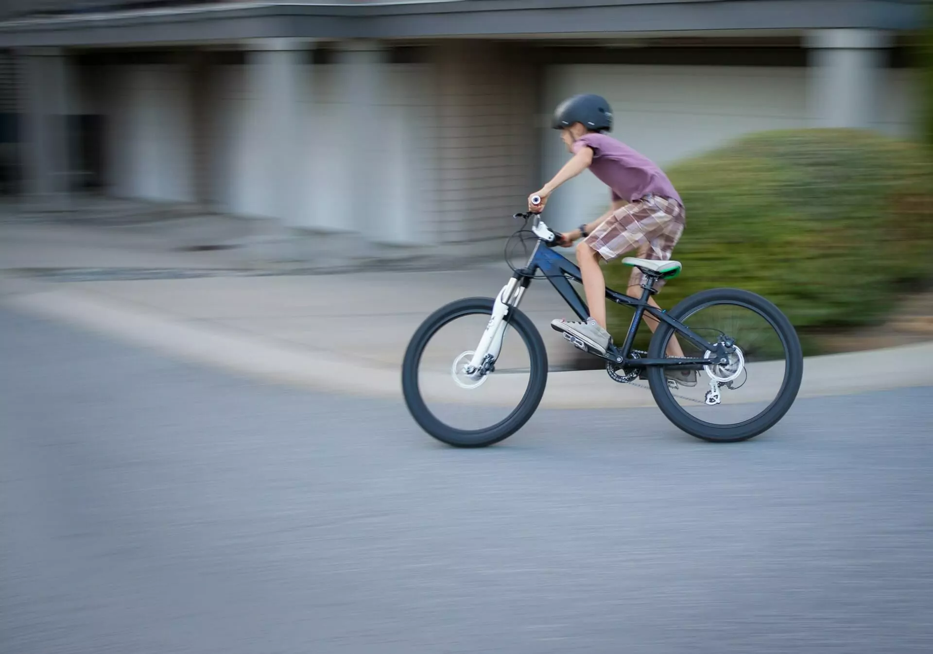 Barn som cyklar under sitt fritidsliv.