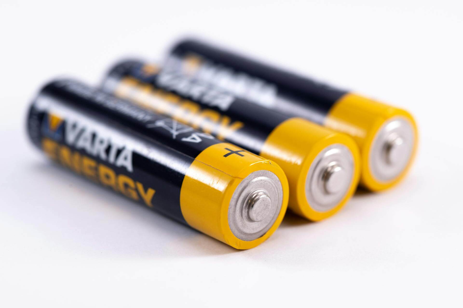 Exempelbild på batterier. Lär dig hur man gör för att byta batteri på klockan.
