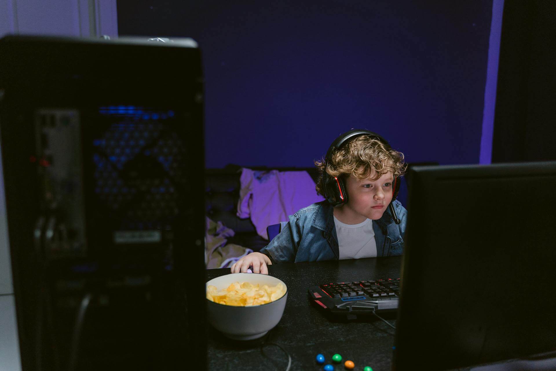 Ung kille som gamear. Hög skärmtid hos unga.