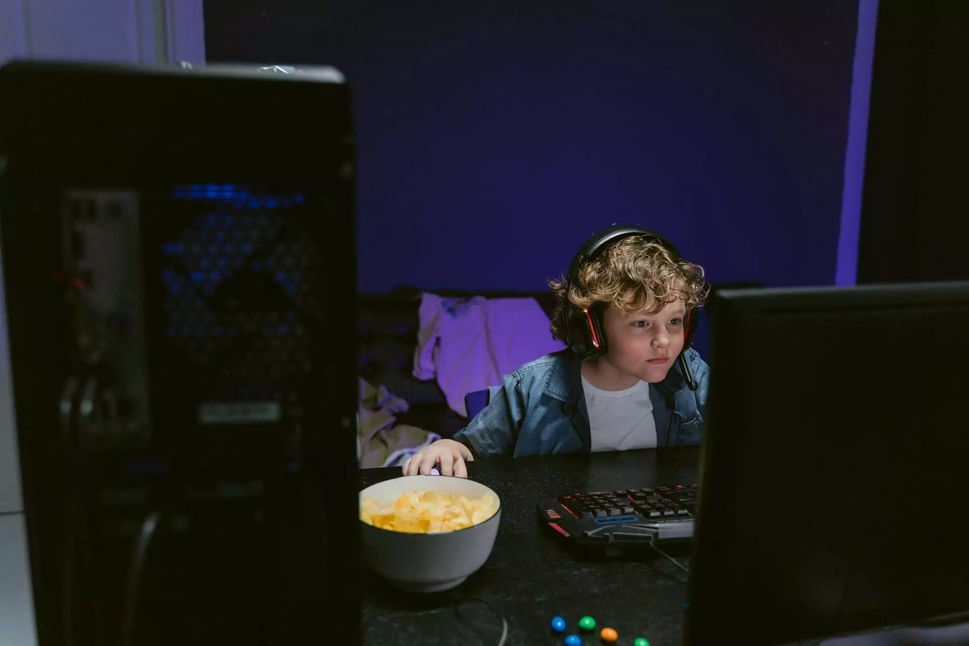 Ung kille som gamear. Hög skärmtid hos unga.