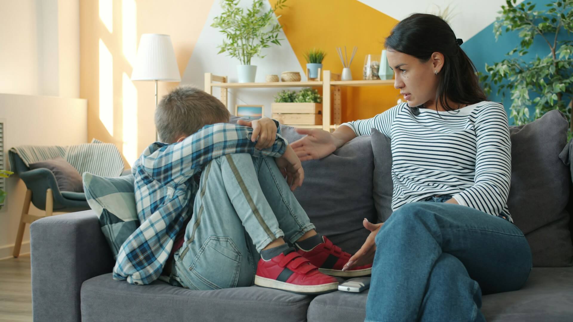 En överdrivet orolig förälder med sin son.