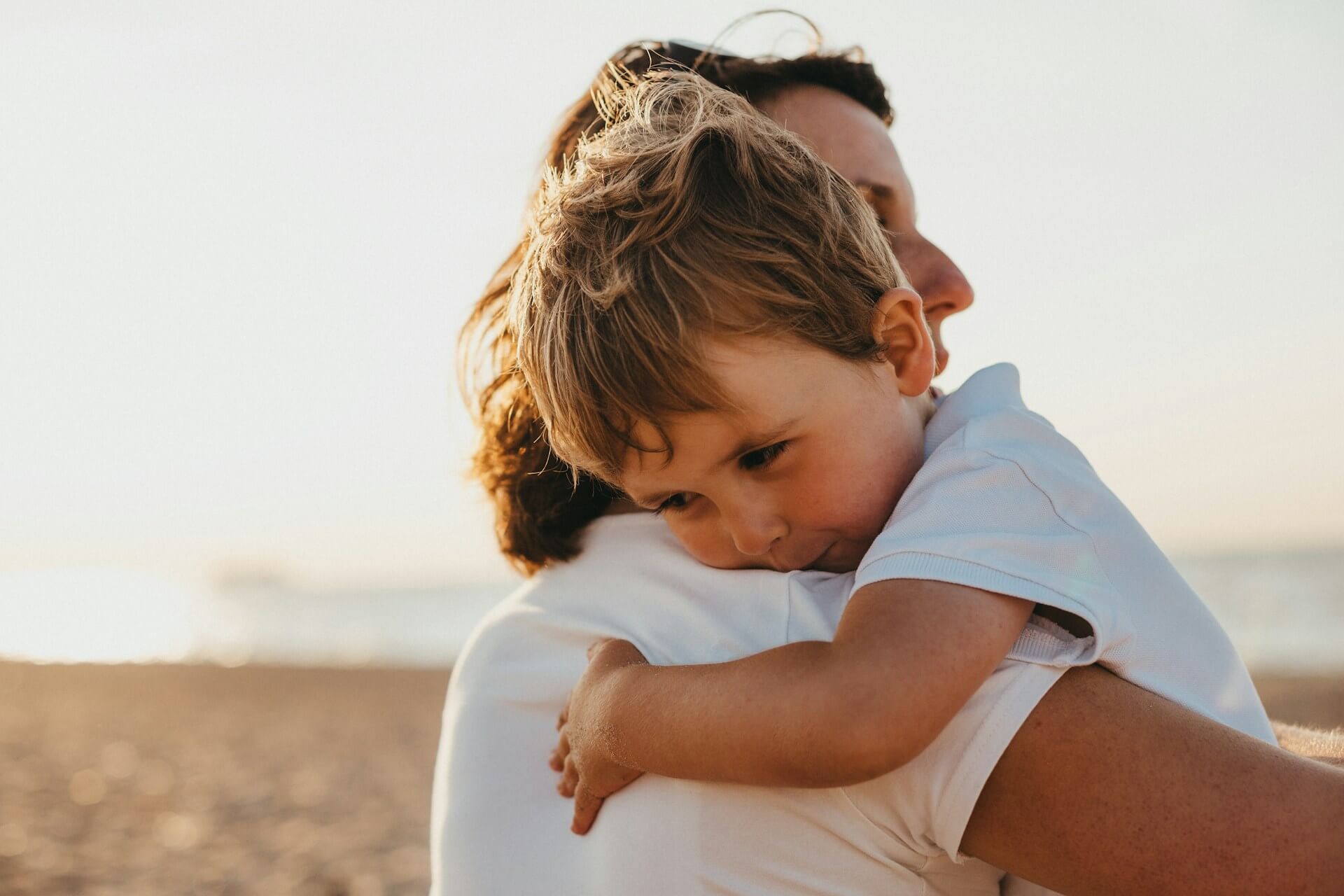 Stärka självförtroende barn En mamma som ska stärka självförtroende hos barnet, sin son.