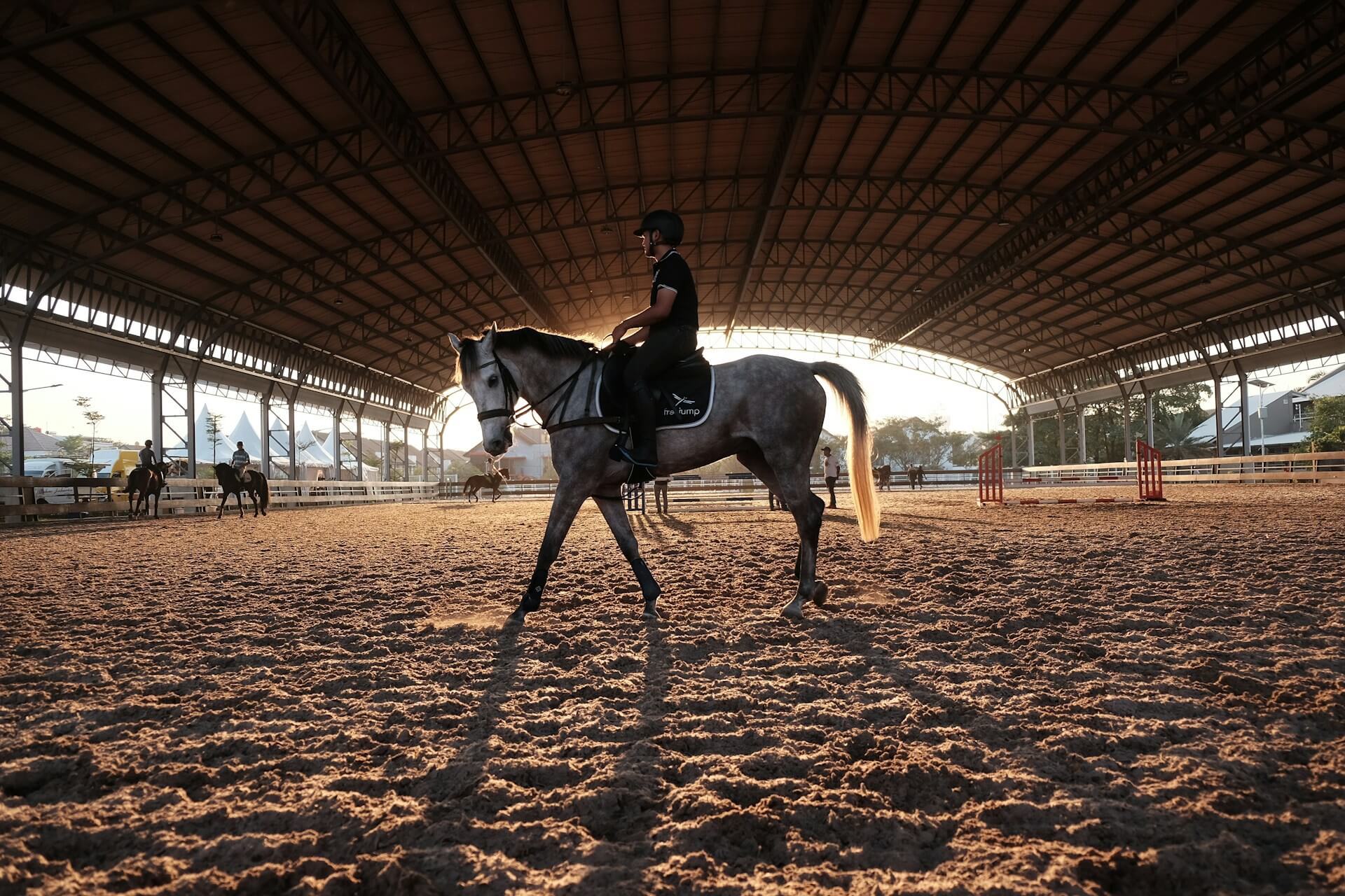 Köpa klocka ridning Person som rider en häst. Vad behöver man tänka på om man ska köpa klocka till ridningen?