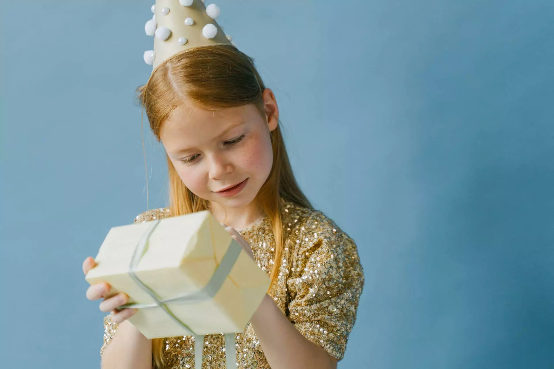 En födelsedagspresent till en 7 åring i guldkläder.