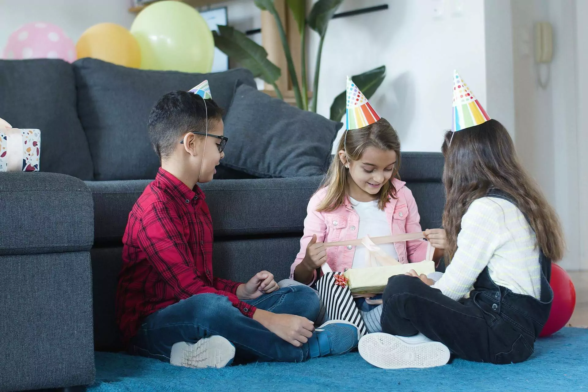 present till en 8 åring En present till en 8 åring som öppnas bland kompisar.